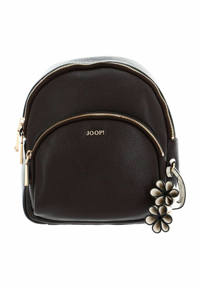 Sac à dos en cuir noir avec fermetures éclair dorées, poche avant et deux tirettes en forme de fleur beige et noire, marqué "JOOP!" en lettres dorées.