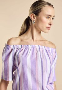 Top off-the-shoulder in tessuto leggero, con righe verticali in lavanda, rosa e bianco. Il collo presenta dettagli in elastico arricciato.