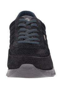Baskets en daim noir avec des lacets gris, bout arrondi, tige texturée, semelle rembourrée et couture ton sur ton sur les côtés. Pas de marque visible.