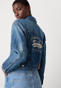 Tommy Jeans PLEATED TRUCKER JACKET  - Jeansjacke - denim medium