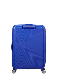 Valigia rigida blu con una texture a spirale, forma rettangolare, manico retrattile, due ruote nere e impugnatura laterale.