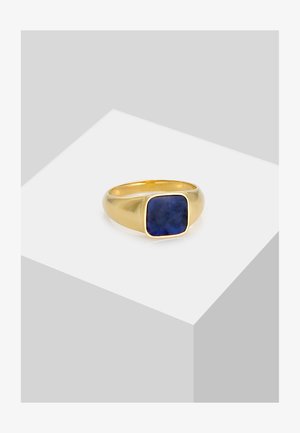 Anello d'oro con una pietra quadrata di un profondo blu. La fascia è liscia e lucidata, con un sottile bordo d'oro attorno alla pietra.