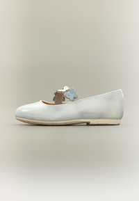 Ασημένιο παπούτσι Mary Jane με στρογγυλεμένη μύτη, επίπεδη σόλα και διακοσμητική πεταλούδα. Λεία υφή με γυαλιστερό φινίρισμα.