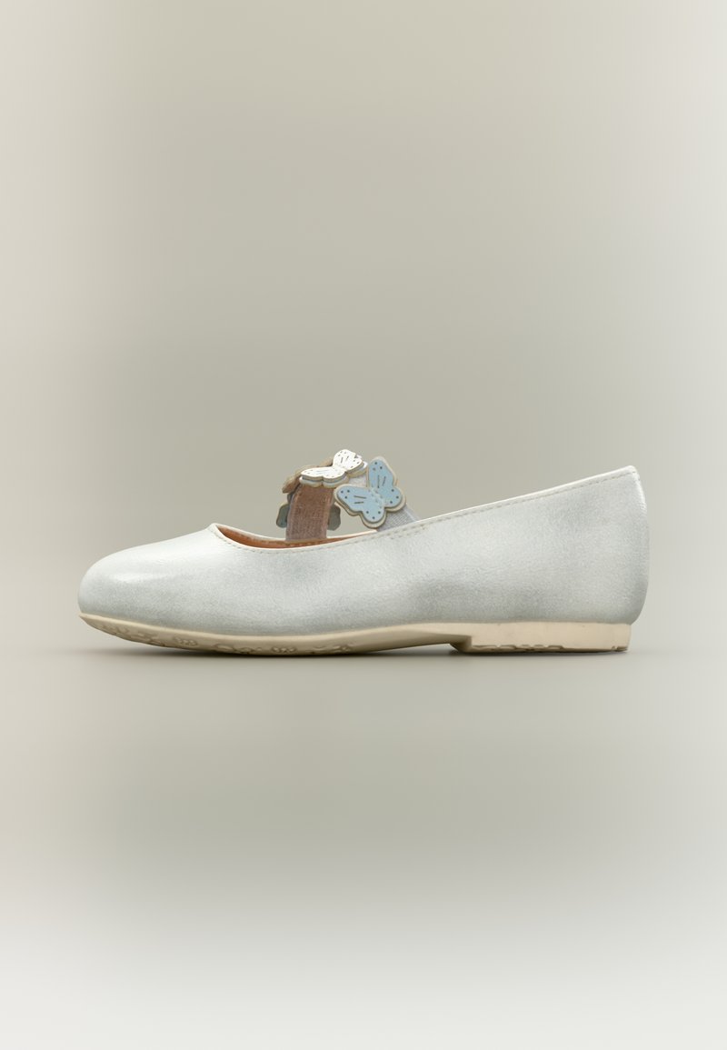 Chaussure Mary Jane argentée avec un bout arrondi, une semelle plate, et un motif décoratif en forme de papillon. Texture lisse avec une finition brillante.