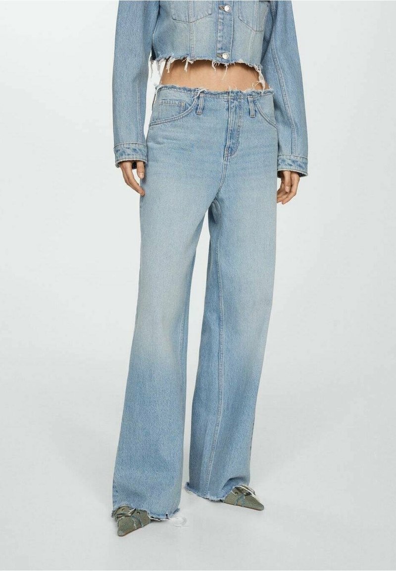 Jeans anchos de mezclilla azul claro con cintura alta, bajo desflecado y diseño de cinco bolsillos. Textura lisa con desvanecimiento mínimo.