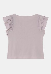 Liliowa krótko rękawowa bluzka dzianinowa z delikatnym haftem i falbaną na rękawach, z szerokim okrągłym dekoltem.