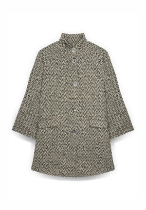 Abrigo de tweed con cuello alto, que presenta un patrón de espiga en gris y beige, cinco botones y dos bolsillos delanteros.
