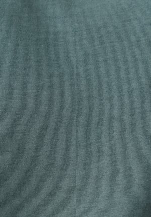 Close-up van turquoise geribd stof met fijne verticale breistructuur en zacht materiaal.