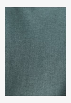 Close-up van turquoise geribd stof met fijne verticale breistructuur en zacht materiaal.