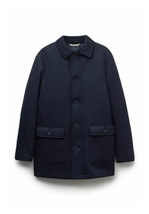 Mörkblå jacka tillverkad av ett slätt tyg, med knäppning framtill, krage och två stora ficklock framtill.