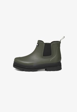 Bottine Chelsea en caoutchouc vert avec un panneau élastique noir, semelle épaisse noire et une languette à l'arrière pour un enfilage facile.
