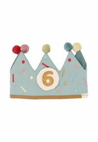 Tkaninska kruna svijetloplave boje s pet vrhova. Ukrašena je šarenim pomponima i izvezenim brojem "6" na bijelom krugu, ukrašenom raznim oblicima.