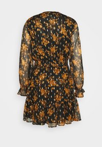 Robe florale noire avec des accents orange et or, tissu transparent, manches longues, taille élastique et ourlet à volants étagés.