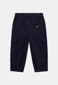 Marineblaue Cargo-Hosen mit elastischem Bund, elastischen Bündchen, mehreren Taschen und einem kleinen Markenlogo auf der Gesäßtasche.