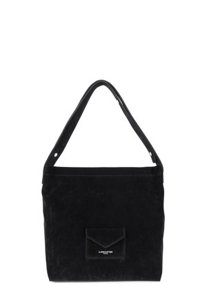 Borsa tote nera in suede con una tasca frontale piatta, una tracolla corta e accentuazioni cucite. Presenta un piccolo logo impresso sulla tasca.