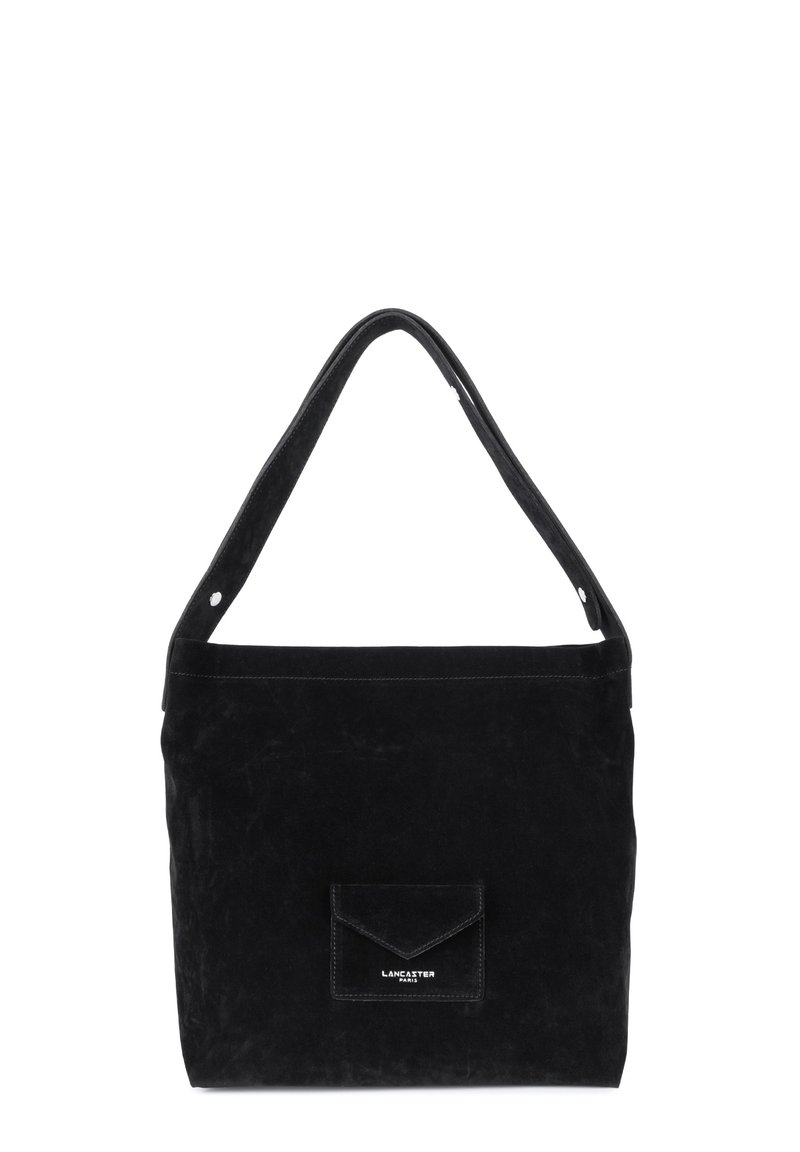 Sac tote en suédine noire avec une poche avant plate, une courte bandoulière et des accents cousus. Présente un petit logo en relief sur la poche.
