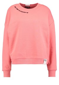 Sudadera rosa de mangas largas, con cuello redondo y dobladillo acanalado. Presenta un diseño impreso en la parte superior izquierda y una etiqueta en la parte inferior.