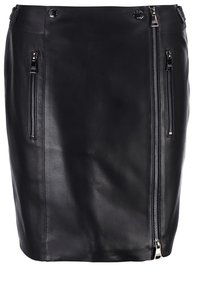 Jupe en cuir noir avec deux poches latérales zippées et des accents en métal, adoptant une silhouette ajustée et une texture lisse.