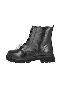 Bota de cuero negra para tobillo con cordones delanteros, suela gruesa y detalles decorativos transparentes en la punta. Textura suave y diseño resistente.