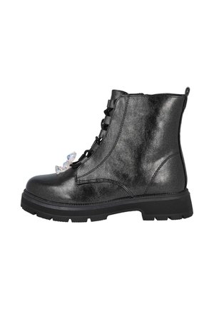 Bota de cuero negra para tobillo con cordones delanteros, suela gruesa y detalles decorativos transparentes en la punta. Textura suave y diseño resistente.