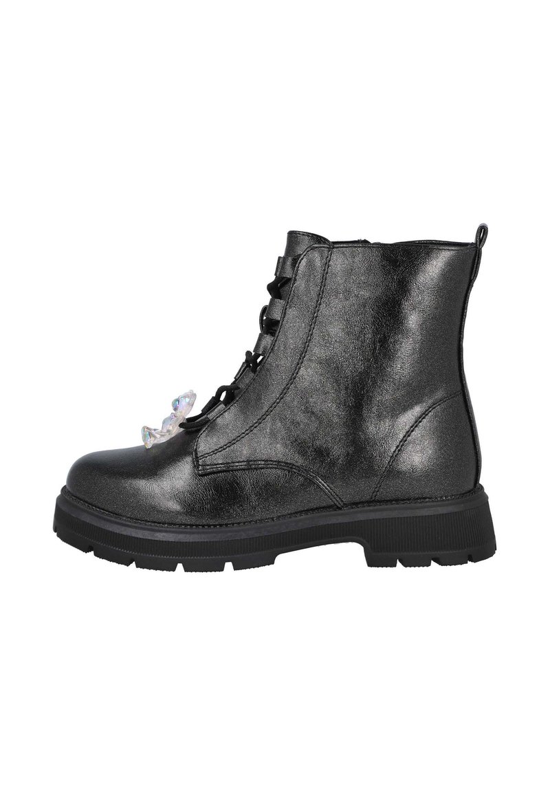 Bota de cuero negra para tobillo con cordones delanteros, suela gruesa y detalles decorativos transparentes en la punta. Textura suave y diseño resistente.