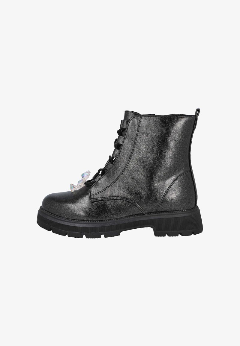 Bota de cuero negra para tobillo con cordones delanteros, suela gruesa y detalles decorativos transparentes en la punta. Textura suave y diseño resistente.