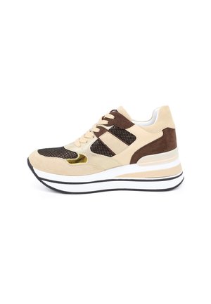Sneaker beige e marrone realizzato in suede e mesh, con una suola bianca decorata da strisce nere e un accento dorato di lato.