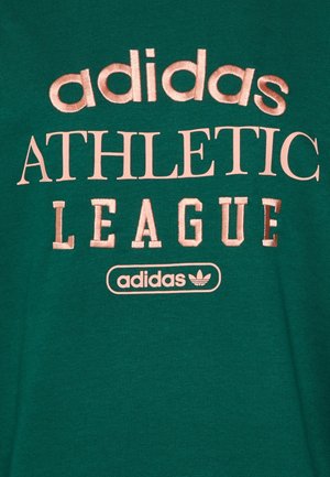 Zelená látka s růžovým vyšívaným textem „adidas ATHLETIC LEAGUE“ a logem adidas pod textem.