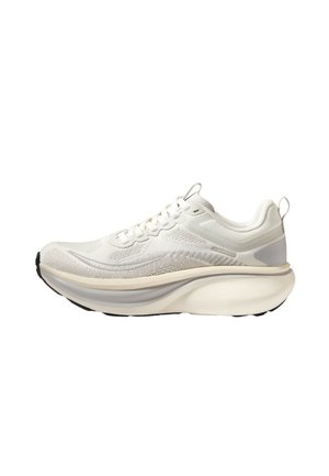 Baskets blanches de sport avec une tige en maille respirante, une semelle épaisse et rembourrée, une fermeture à lacets et des languettes de traction au talon et à la languette.
