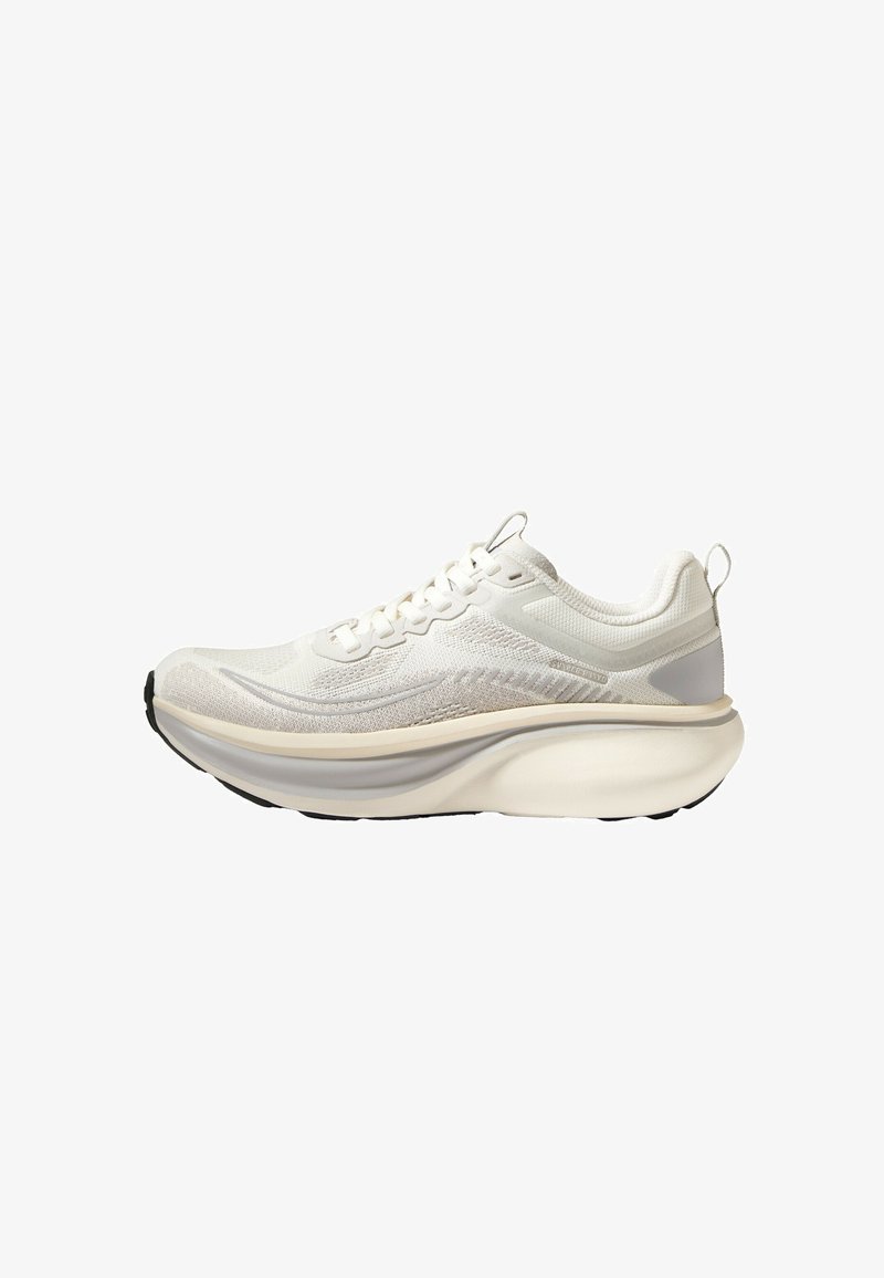 Baskets blanches de sport avec une tige en maille respirante, une semelle épaisse et rembourrée, une fermeture à lacets et des languettes de traction au talon et à la languette.