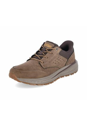 Baskets marron Skechers avec lacets à l'avant, col rembourré, semelle grise texturée et détails de marque sur le côté et la languette.