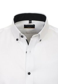 Weißes Slim-Fit-Hemd mit Kentkragen, ausgestattet mit einem schwarzen Innenkragen und schwarzen Knöpfen an der Knopfleiste. Sichtbares "REDMOND"-Etikett.