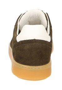 Braune Wildledersneaker mit einem weißen gepolsterten Kragen, Gummisohle und runder Form. Verfügt über stikerkannte Akzente und eine strukturierte Oberfläche.