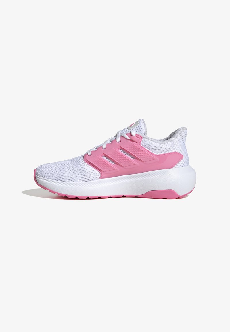 Scarpe da ginnastica bianche con accenti rosa, superiore in mesh leggero, colletto imbottito e suola testurizzata. Presenta un design con tre strisce.