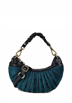 Petit sac à main en forme de croissant fabriqué en tissu bleu sarcelle et cuir noir avec une poignée froncée et des détails en métal doré.