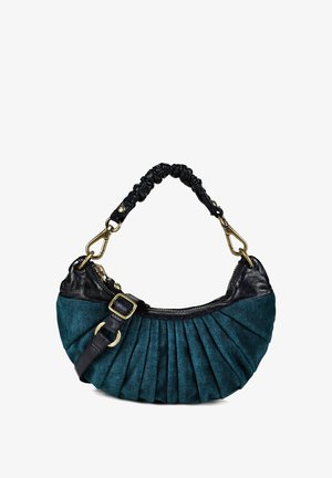 Kleine halbmondförmige Handtasche aus türkisfarbenem Stoff und schwarzem Leder mit gerafftem Griff und goldfarbenen Metallakzenten.
