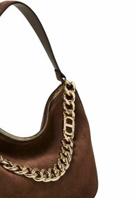 Borsa a spalla in suede marrone con tracolla in catena dorata e chiusura con zip. Presenta una texture liscia e un design curvo.