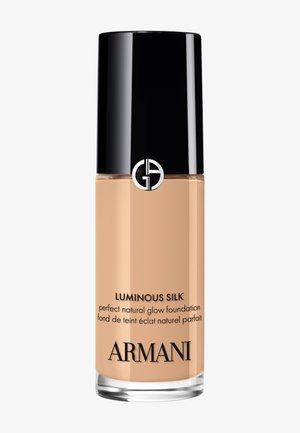 Armani Luminous Silk nestemäinen meikkivoidepullo mustalla kannella ja näkyvällä beigellä tuotteella sisällä.