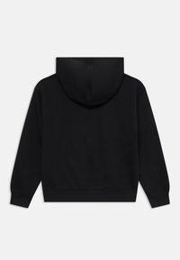 Haut à capuche noir avec une texture lisse, des manches longues et une grande capuche. Il présente un ourlet droit et des poignets côtelés. Design simple et minimaliste.