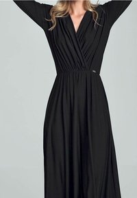 Svart omlotklänning med långa ärmar, med en figursydd midja och svängande kjol. Tillverkad av ett mjukt tyg med en subtil lyster.