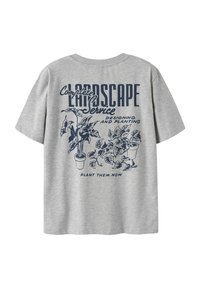 Camiseta de algodón gris con gráficos impresos en azul marino de plantas en macetas y texto. Corte relajado con mangas cortas y cuello redondo.