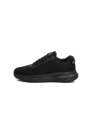 Zapatillas deportivas negras con parte superior de malla, punta redondeada y suela de goma gruesa con detalles texturizados en el costado. Cordones para un ajuste seguro.