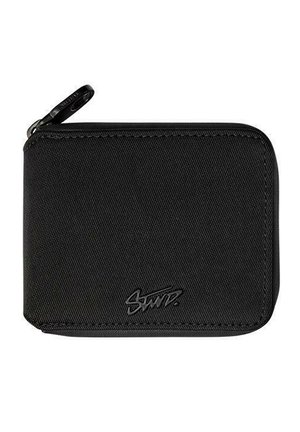 Kompakt sort stofpung med lynlås, prydet med præget logo på forsiden og afrundede hjørner.