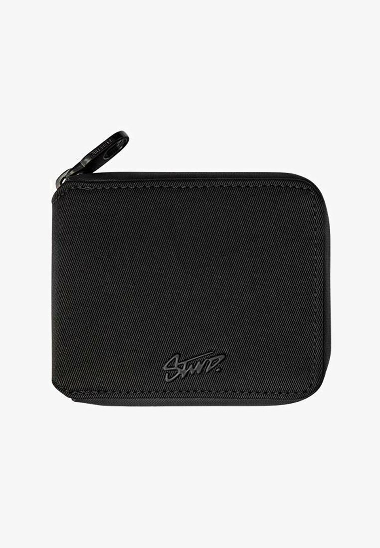 Portefeuille compact en tissu noir avec fermeture éclair, logo embossé sur le devant et coins arrondis.