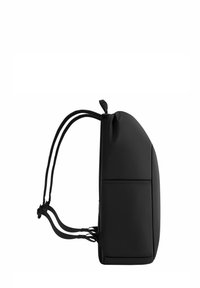 Sac à dos noir avec une finition lisse et mate, une forme arrondie, des bretelles réglables et une poche avant dans un design épuré et minimaliste.