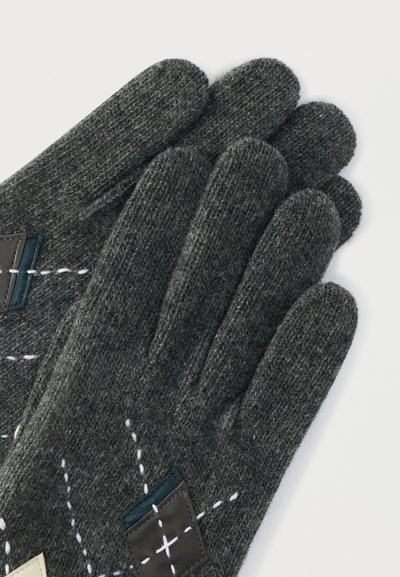 Grå ullhandskar med texturerad yta, tre rader vita sömmar och en mörkgrön detaljfläck med korsstygnsdetalj.