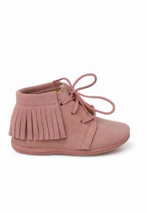 Růžová semišová kotníková bota se třásněmi, kulatou špičkou a šněrováním. Měkká textura a pevná gumová podrážka.