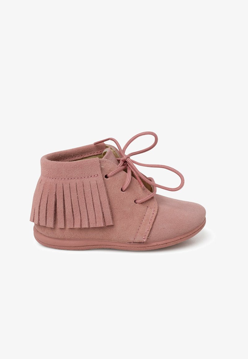 Botte de cheville en daim rose avec des franges, bout rond et fermeture à lacets. Texture douce et semelle en caoutchouc robuste.