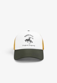 Gorra trucker tricolor con frente blanco, laterales de malla mostaza, visera verde y gráfico de jinete de rodeo en negro con el texto "Días de Rodeo" y "Scalpers Company".