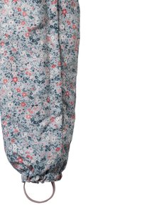 Tkanina w kwiatowy wzór w jasnoniebieskim kolorze z różowymi i zielonymi akcentami. Szeroka gumka przy mankiecie z pętlą u dołu ułatwiającą przenoszenie.